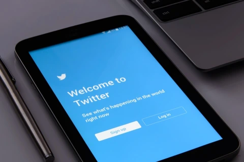马斯克称推特将限制用户可阅读的推文数量